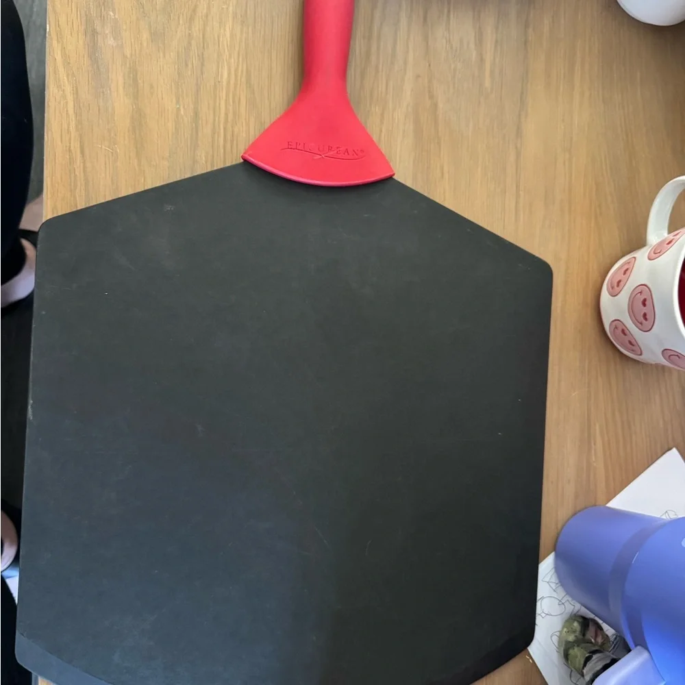 Epicurean black and red pizza peel